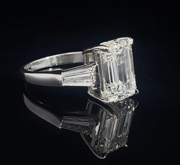6 CT EMERALD DIAMOND RING WITH TAPERED BAGUETTES - Image 2